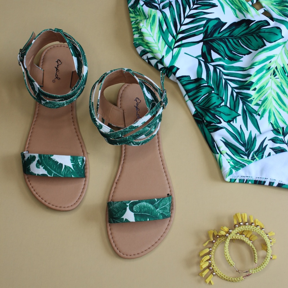 🚨LAST PAIR!!//The Ellsa// Palm print Sandal - Picture 2 of 5